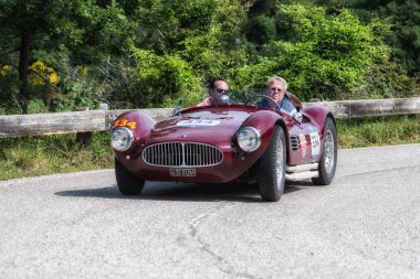 Pesaro Colle San Bartolo, İtalya - Mayıs 17-2018: Maserati A6gcs Fiandri 1954 tarihinde eski bir yarış araba ralli Mille Miglia 2018 ünlü İtalyan tarihi Formula (1927-1957)