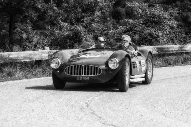 Pesaro Colle San Bartolo, İtalya - Mayıs 17-2018: Maserati A6gcs Fiandri 1954 tarihinde eski bir yarış araba ralli Mille Miglia 2018 ünlü İtalyan tarihi Formula (1927-1957)