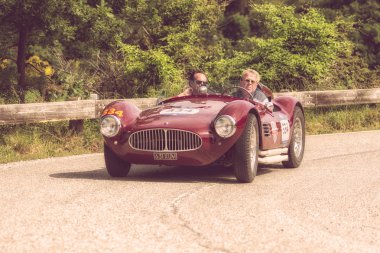 Pesaro Colle San Bartolo, İtalya - Mayıs 17-2018: Maserati A6gcs Fiandri 1954 tarihinde eski bir yarış araba ralli Mille Miglia 2018 ünlü İtalyan tarihi Formula (1927-1957)