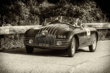 Pesaro Colle San Bartolo, İtalya - Mayıs 17-2018: Stanguellini 1100 Hardtop Ala D'Oro 1947 tarihinde eski bir yarış araba içinde ralli Mille Miglia 2018 ünlü İtalyan tarihi Formula (1927-1957) 