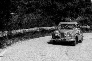 Pesaro Colle San Bartolo, İtalya - Mayıs 17-2018: Saab 93 1957 tarihinde eski bir yarış araba ralli Mille Miglia 2018 ünlü İtalyan tarihi Formula (1927-1957)