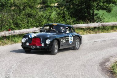 Pesaro Colle San Bartolo, İtalya - Mayıs 17-2018: Aston Martin Db 2 1951 eski bir yarış araba ralli Mille Miglia 2018 ünlü İtalyan tarihi Formula (1927-1957)