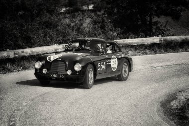 Pesaro Colle San Bartolo, İtalya - Mayıs 17-2018: Aston Martin Db 2 1951 eski bir yarış araba ralli Mille Miglia 2018 ünlü İtalyan tarihi Formula (1927-1957)