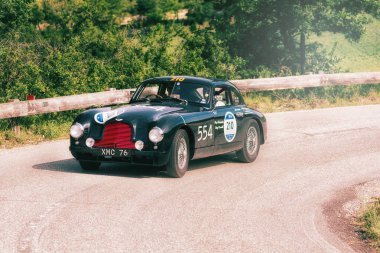Pesaro Colle San Bartolo, İtalya - Mayıs 17-2018: Aston Martin Db 2 1951 eski bir yarış araba ralli Mille Miglia 2018 ünlü İtalyan tarihi Formula (1927-1957)