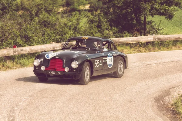 Pesaro Colle San Bartolo, İtalya - Mayıs 17-2018: Aston Martin Db 2 1951 eski bir yarış araba ralli Mille Miglia 2018 ünlü İtalyan tarihi Formula (1927-1957)