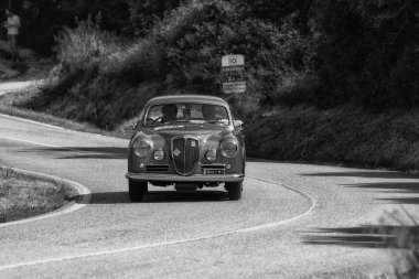 Pesaro Colle San Bartolo, İtalya - Mayıs 17-2018: Lancia Aurelia B 20 Gt 2500 1957 üzerinde eski bir yarış araba ralli Mille Miglia 2018 ünlü İtalyan tarihi Formula (1927-1957) 