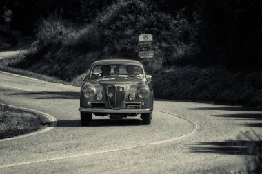 Pesaro Colle San Bartolo, İtalya - Mayıs 17-2018: Lancia Aurelia B 20 Gt 2500 1957 üzerinde eski bir yarış araba ralli Mille Miglia 2018 ünlü İtalyan tarihi Formula (1927-1957) 