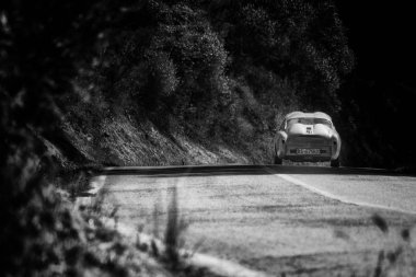 Pesaro Colle San Bartolo, İtalya - Mayıs 17-2018: Abarth Fiat 750 Gt Zagato 1956 tarihinde eski bir yarış araba ralli Mille Miglia 2018 ünlü İtalyan tarihi Formula (1927-1957) 