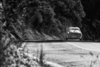 Pesaro Colle San Bartolo, İtalya - Mayıs 17-2018: Abarth Fiat 750 Gt Zagato 1956 tarihinde eski bir yarış araba ralli Mille Miglia 2018 ünlü İtalyan tarihi Formula (1927-1957) 