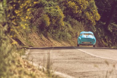 Pesaro Colle San Bartolo, İtalya - Mayıs 17-2018: Abarth Fiat 750 Gt Zagato 1956 tarihinde eski bir yarış araba ralli Mille Miglia 2018 ünlü İtalyan tarihi Formula (1927-1957) 
