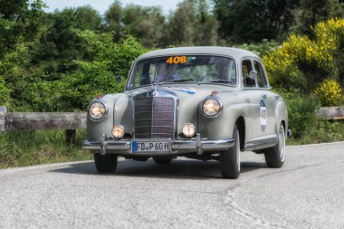 Pesaro Colle San Bartolo, İtalya - Mayıs 17-2018: Mercedes-Benz 220 1955 eski bir yarış araba ralli Mille Miglia 2018 ünlü İtalyan tarihi Formula (1927-1957 tarihinde bir)