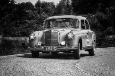 Pesaro Colle San Bartolo, İtalya - Mayıs 17-2018: Mercedes-Benz 220 1955 eski bir yarış araba ralli Mille Miglia 2018 ünlü İtalyan tarihi Formula (1927-1957 tarihinde bir)