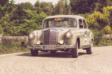 Pesaro Colle San Bartolo, İtalya - Mayıs 17-2018: Mercedes-Benz 220 1955 eski bir yarış araba ralli Mille Miglia 2018 ünlü İtalyan tarihi Formula (1927-1957 tarihinde bir)
