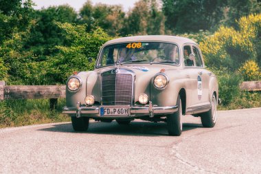 Pesaro Colle San Bartolo, İtalya - Mayıs 17-2018: Mercedes-Benz 220 1955 eski bir yarış araba ralli Mille Miglia 2018 ünlü İtalyan tarihi Formula (1927-1957 tarihinde bir)