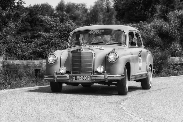 Pesaro Colle San Bartolo, İtalya - Mayıs 17-2018: Mercedes-Benz 220 1955 eski bir yarış araba ralli Mille Miglia 2018 ünlü İtalyan tarihi Formula (1927-1957 tarihinde bir)