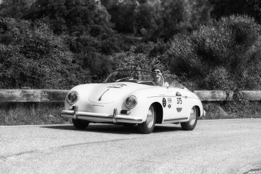 Pesaro Colle San Bartolo, İtalya - Mayıs 17-2018: Porsche 356 1500 Speedster 1955 tarihinde eski bir yarış araba ralli Mille Miglia 2018 ünlü İtalyan tarihi Formula (1927-1957)