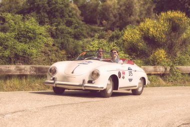 Pesaro Colle San Bartolo, İtalya - Mayıs 17-2018: Porsche 356 1500 Speedster 1955 tarihinde eski bir yarış araba ralli Mille Miglia 2018 ünlü İtalyan tarihi Formula (1927-1957)