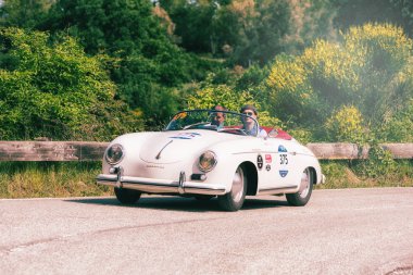 Pesaro Colle San Bartolo, İtalya - Mayıs 17-2018: Porsche 356 1500 Speedster 1955 tarihinde eski bir yarış araba ralli Mille Miglia 2018 ünlü İtalyan tarihi Formula (1927-1957)