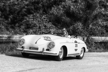 Pesaro Colle San Bartolo, İtalya - Mayıs 17-2018: Porsche 356 1500 Speedster 1955 tarihinde eski bir yarış araba ralli Mille Miglia 2018 ünlü İtalyan tarihi Formula (1927-1957)