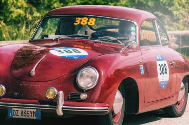 Pesaro Colle San Bartolo, İtalya - Mayıs 17-2018: Porsche 356 1500 1955 üzerinde eski bir yarış araba ralli Mille Miglia 2018 ünlü İtalyan tarihi Formula (1927-1957) 