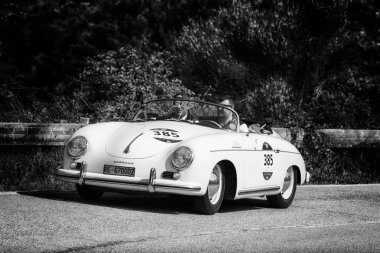 Pesaro Colle San Bartolo, İtalya - Mayıs 17-2018: Porsche 356 1500 Speedster 1955 tarihinde eski bir yarış araba ralli Mille Miglia 2018 ünlü İtalyan tarihi Formula (1927-1957)
