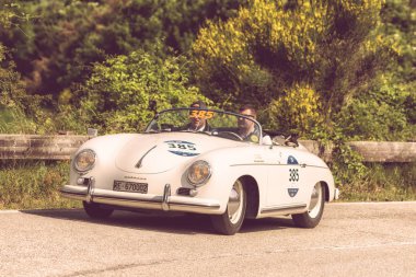 Pesaro Colle San Bartolo, İtalya - Mayıs 17-2018: Porsche 356 1500 Speedster 1955 tarihinde eski bir yarış araba ralli Mille Miglia 2018 ünlü İtalyan tarihi Formula (1927-1957)