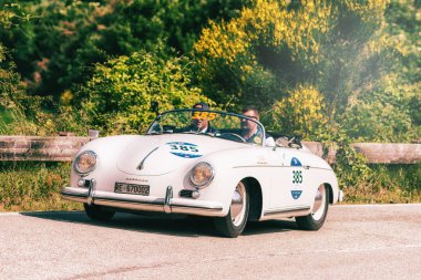 Pesaro Colle San Bartolo, İtalya - Mayıs 17-2018: Porsche 356 1500 Speedster 1955 tarihinde eski bir yarış araba ralli Mille Miglia 2018 ünlü İtalyan tarihi Formula (1927-1957)