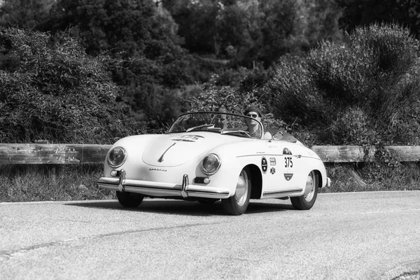 Pesaro Colle San Bartolo, İtalya - Mayıs 17-2018: Porsche 356 1500 Speedster 1955 tarihinde eski bir yarış araba ralli Mille Miglia 2018 ünlü İtalyan tarihi Formula (1927-1957)