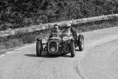 Pesaro Colle San Bartolo, İtalya - Mayıs 17-2018: Dagrada 750 spor 1950 eski bir yarış araba ralli Mille Miglia 2018 ünlü İtalyan tarihi Formula (1927-1957 tarihinde)
