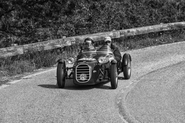 Pesaro Colle San Bartolo, İtalya - Mayıs 17-2018: Dagrada 750 spor 1950 eski bir yarış araba ralli Mille Miglia 2018 ünlü İtalyan tarihi Formula (1927-1957 tarihinde)