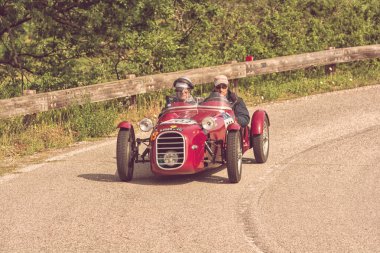 Pesaro Colle San Bartolo, İtalya - Mayıs 17-2018: Dagrada 750 spor 1950 eski bir yarış araba ralli Mille Miglia 2018 ünlü İtalyan tarihi Formula (1927-1957 tarihinde)