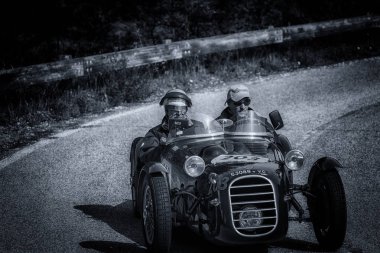 Pesaro Colle San Bartolo, İtalya - Mayıs 17-2018: Dagrada 750 spor 1950 eski bir yarış araba ralli Mille Miglia 2018 ünlü İtalyan tarihi Formula (1927-1957 tarihinde)