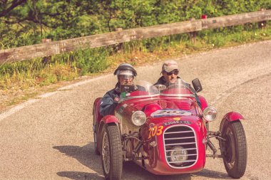 Pesaro Colle San Bartolo, İtalya - Mayıs 17-2018: Dagrada 750 spor 1950 eski bir yarış araba ralli Mille Miglia 2018 ünlü İtalyan tarihi Formula (1927-1957 tarihinde)