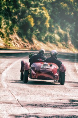 Pesaro Colle San Bartolo, İtalya - Mayıs 17-2018: Dagrada 750 spor 1950 eski bir yarış araba ralli Mille Miglia 2018 ünlü İtalyan tarihi Formula (1927-1957 tarihinde)