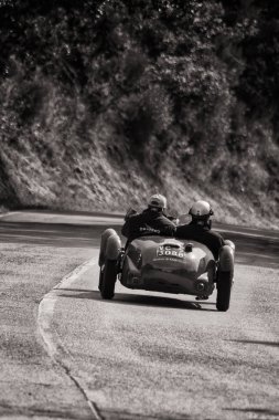 Pesaro Colle San Bartolo, İtalya - Mayıs 17-2018: Dagrada 750 spor 1950 eski bir yarış araba ralli Mille Miglia 2018 ünlü İtalyan tarihi Formula (1927-1957 tarihinde)