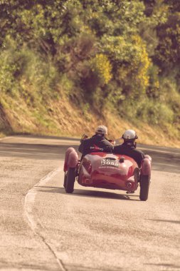 Pesaro Colle San Bartolo, İtalya - Mayıs 17-2018: Dagrada 750 spor 1950 eski bir yarış araba ralli Mille Miglia 2018 ünlü İtalyan tarihi Formula (1927-1957 tarihinde)
