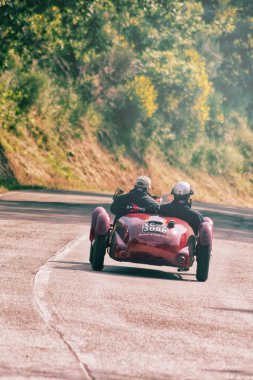 Pesaro Colle San Bartolo, İtalya - Mayıs 17-2018: Dagrada 750 spor 1950 eski bir yarış araba ralli Mille Miglia 2018 ünlü İtalyan tarihi Formula (1927-1957 tarihinde)