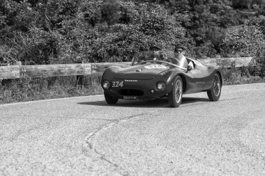 Pesaro Colle San Bartolo, İtalya - Mayıs 17-2018: Renault 750 spor 1954 tarihinde eski bir yarış araba ralli Mille Miglia 2018 ünlü İtalyan tarihi Formula (1927-1957)