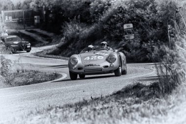 PESARO SAN BARTOLO, İtalya - 17 Mayıs 2018: PORSCHE 550 SPYDER 1500 RS 1955 Mille Miglia 2018 rallisindeki eski bir yarış arabası üzerinde ünlü İtalyan tarihi yarışı (1927-1957)) 