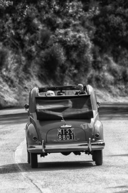 Pesaro Colle San Bartolo, İtalya - Mayıs 17-2018: Fiat 500 C 1951 eski bir yarış araba ralli Mille Miglia 2018 ünlü İtalyan tarihi Formula (1927-1957)