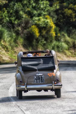 Pesaro Colle San Bartolo, İtalya - Mayıs 17-2018: Fiat 500 C 1951 eski bir yarış araba ralli Mille Miglia 2018 ünlü İtalyan tarihi Formula (1927-1957)