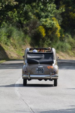 Pesaro Colle San Bartolo, İtalya - Mayıs 17-2018: Fiat 500 C 1951 eski bir yarış araba ralli Mille Miglia 2018 ünlü İtalyan tarihi Formula (1927-1957)