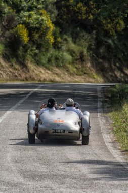 Pesaro Colle San Bartolo, İtalya - Mayıs 17-2018: Lancia Paganelli Aprilia spor 1951 tarihinde eski bir yarış araba ralli Mille Miglia 2018 ünlü İtalyan tarihi Formula (1927-1957)