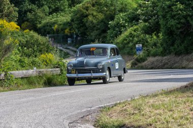 Pesaro Colle San Bartolo, İtalya - Mayıs 17-2018: Fiat 1400 1951 üzerinde eski bir yarış araba ralli Mille Miglia 2018 ünlü İtalyan tarihi Formula (1927-1957) 