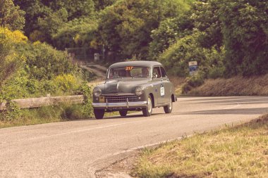 Pesaro Colle San Bartolo, İtalya - Mayıs 17-2018: Fiat 1400 1951 üzerinde eski bir yarış araba ralli Mille Miglia 2018 ünlü İtalyan tarihi Formula (1927-1957) 