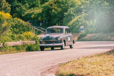 Pesaro Colle San Bartolo, İtalya - Mayıs 17-2018: Fiat 1400 1951 üzerinde eski bir yarış araba ralli Mille Miglia 2018 ünlü İtalyan tarihi Formula (1927-1957) 