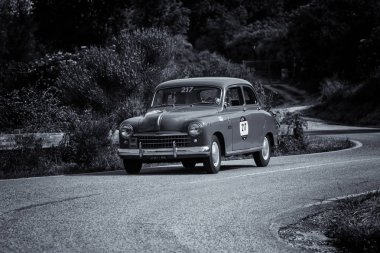 Pesaro Colle San Bartolo, İtalya - Mayıs 17-2018: Fiat 1400 1951 üzerinde eski bir yarış araba ralli Mille Miglia 2018 ünlü İtalyan tarihi Formula (1927-1957) 