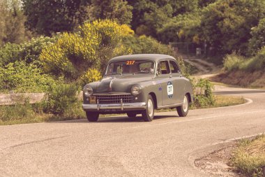 Pesaro Colle San Bartolo, İtalya - Mayıs 17-2018: Fiat 1400 1951 üzerinde eski bir yarış araba ralli Mille Miglia 2018 ünlü İtalyan tarihi Formula (1927-1957) 
