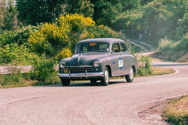 Pesaro Colle San Bartolo, İtalya - Mayıs 17-2018: Fiat 1400 1951 üzerinde eski bir yarış araba ralli Mille Miglia 2018 ünlü İtalyan tarihi Formula (1927-1957) 