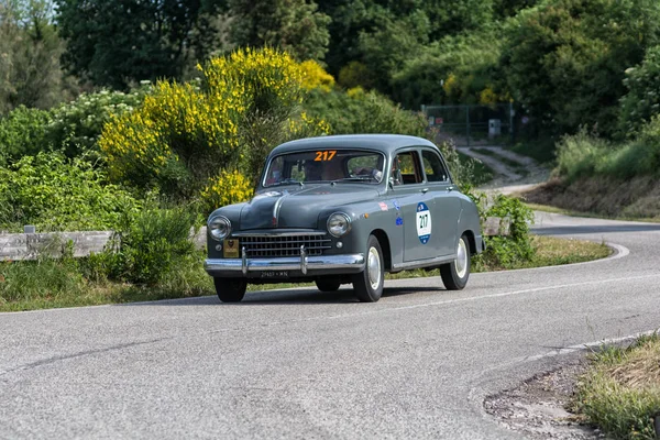 Pesaro Colle San Bartolo, İtalya - Mayıs 17-2018: Fiat 1400 1951 üzerinde eski bir yarış araba ralli Mille Miglia 2018 ünlü İtalyan tarihi Formula (1927-1957) 